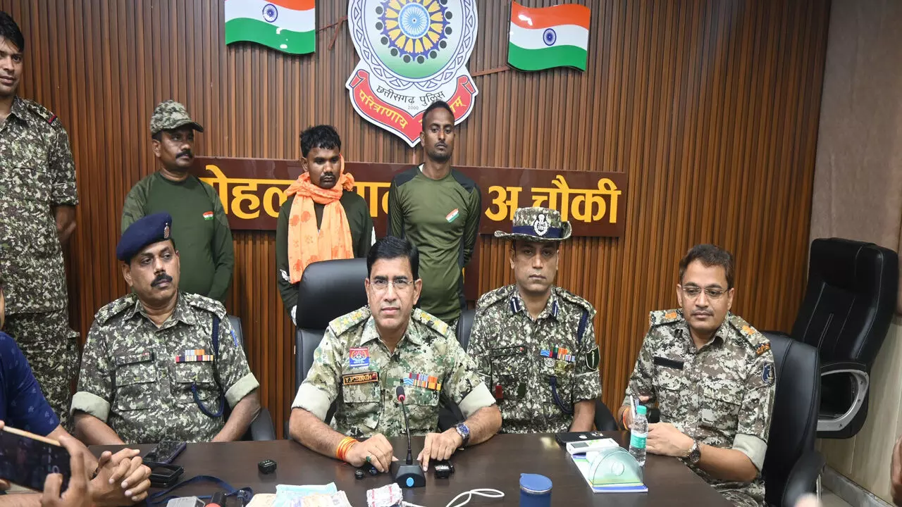 CG News: मुठभेड़ के बाद शिकंजे में आया नक्सली कमांडर, 8 लाख का इनामी माओवादी गिरफ्तार CG News: मुठभेड़ के बाद शिकंजे में आया नक्सली कमांडर, 8 लाख का इनामी माओवादी गिरफ्तार