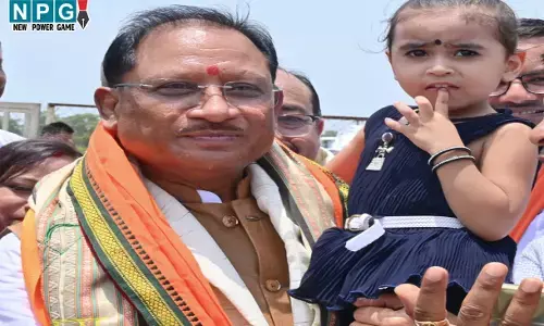 CM Vishnudeo Sai: जब मुख्यमंत्री ने नन्ही बच्ची सृष्टि को गोद में उठाकर स्नेह से दुलारा, किसान पिता बोले-जीवन भर रहेगा याद