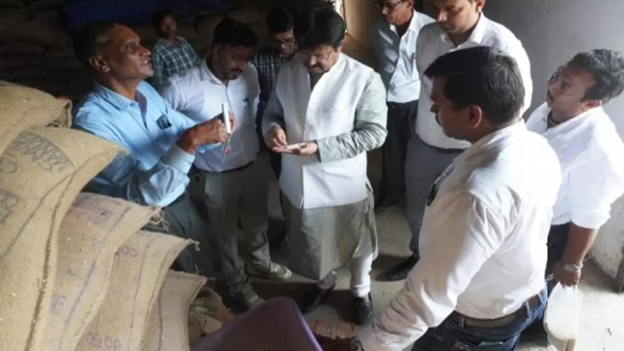 CG News: नागरिक आपूर्ति निगम के अध्यक्ष संजय श्रीवास्तव ने उत्तर बस्तर के पीडीएस गोदामों का किया औचक निरीक्षण