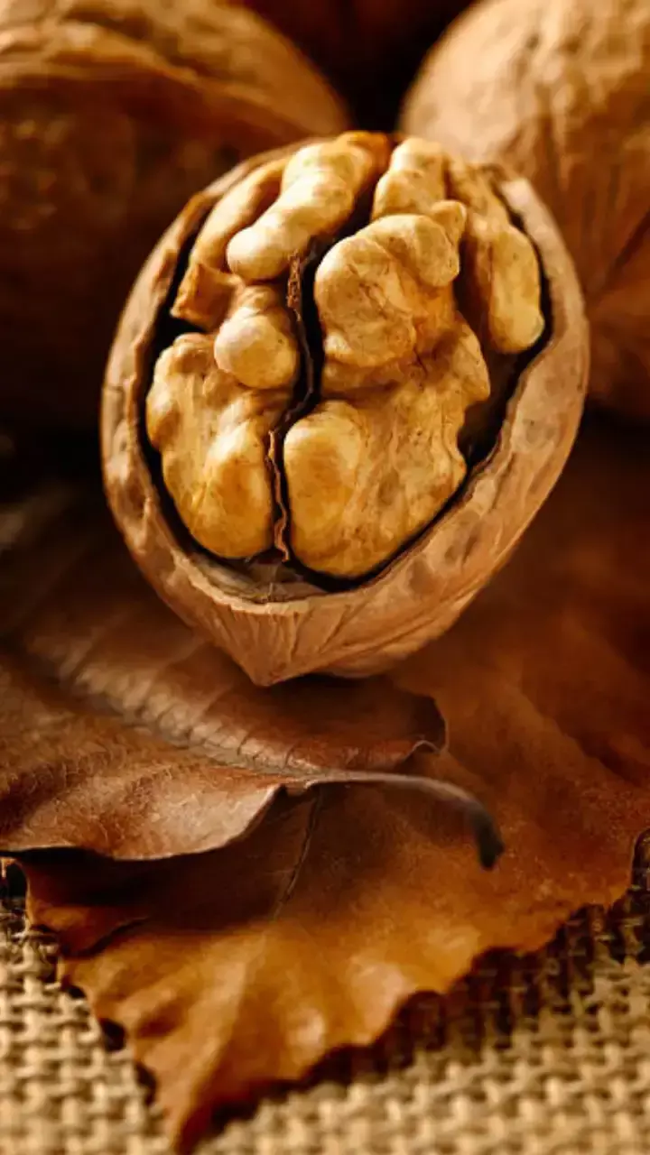 Walnuts Side Effects : ये लोग भूलकर भी न खाएं अखरोट, वरना होगा नुकसान