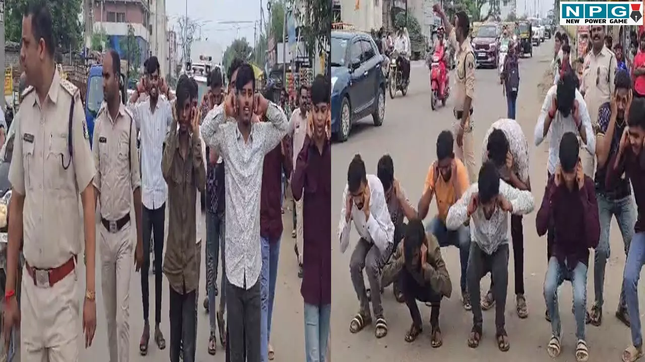 Bilaspur News: बीच सड़क पर केट काटकर मनाया जन्मदिन, पुलिस ने उसी सड़क पर युवकों का निकाला जुलूस, कान पकड़वाकर मंगवाई माफी Bilaspur News: बीच सड़क पर केट काटकर मनाया जन्मदिन, पुलिस ने उसी सड़क पर युवकों का निकाला जुलूस, कान पकड़वाकर मंगवाई माफी