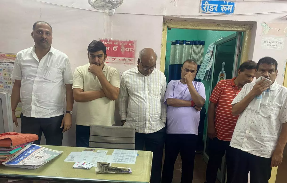 Raipur Crime: होटल की गली में जुआ खेलते आधा दर्जन जुआरी गिरफ्तार...नगदी, मोबाइल, ताशपत्ती जब्त...