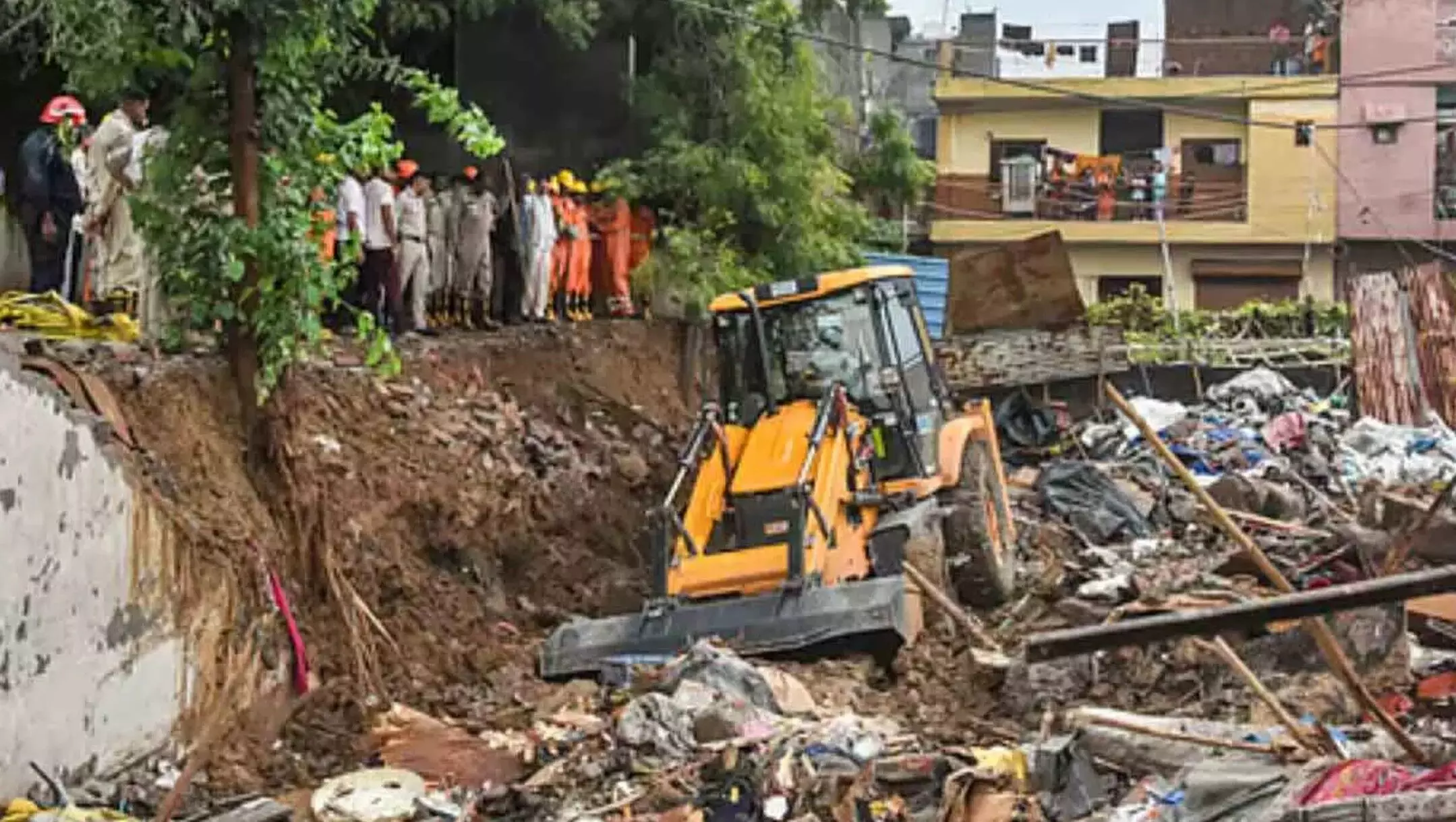 Delhi News Hindi: दिल्ली में बारिश का कहर, जैतपुर में दीवार गिरने से 7 की मौत, मलबे में समाई 7 जिंदगियां