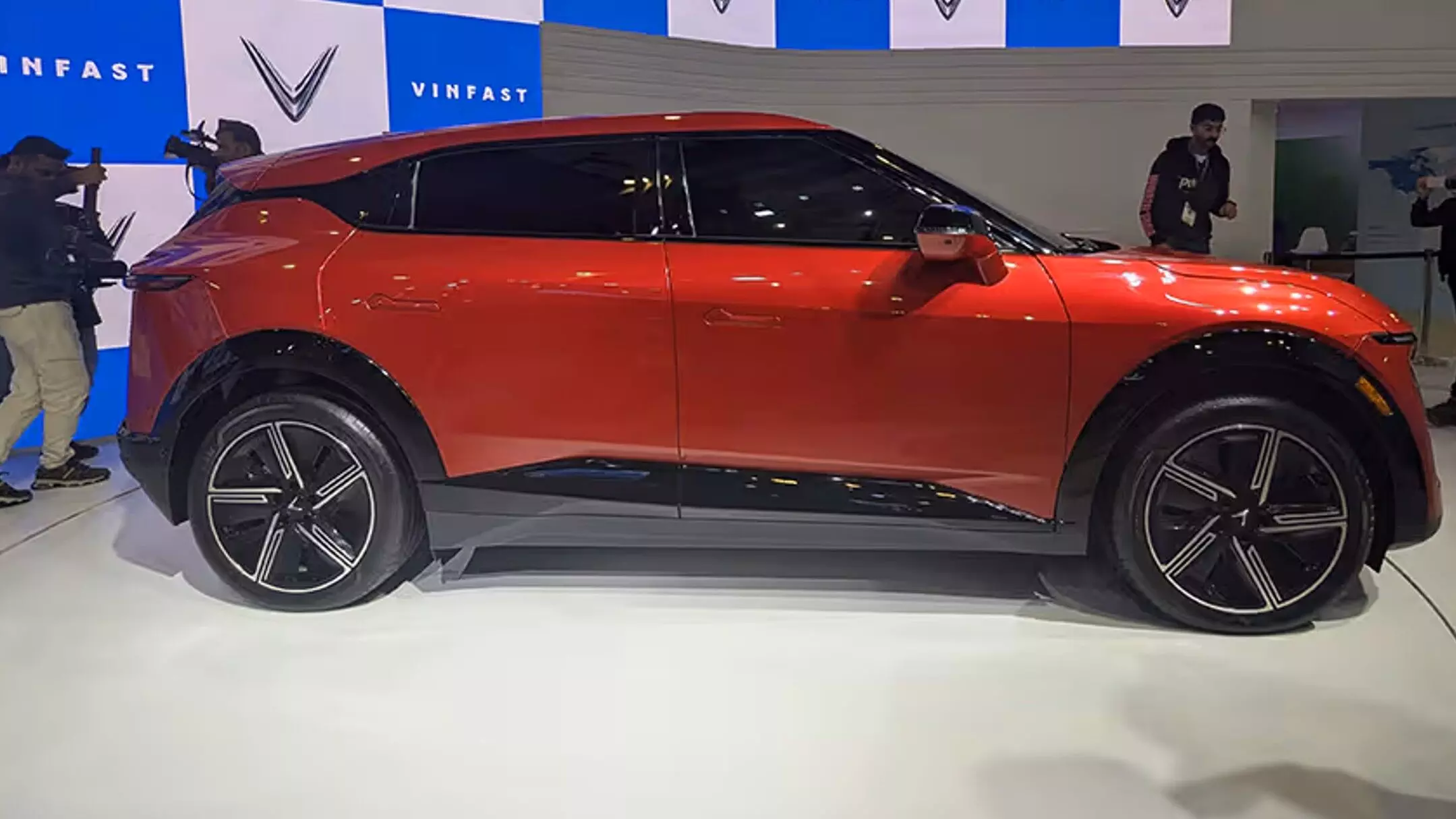 Vinfast Limo Green SUV लॉन्च: 7-सीटर इलेक्ट्रिक कार में 450 किमी रेंज, लग्जरी फीचर्स और 30 मिनट में फास्ट चार्जिंग! Vinfast Limo Green SUV लॉन्च: 7-सीटर इलेक्ट्रिक कार में 450 किमी रेंज, लग्जरी फीचर्स और 30 मिनट में फास्ट चार्जिंग!