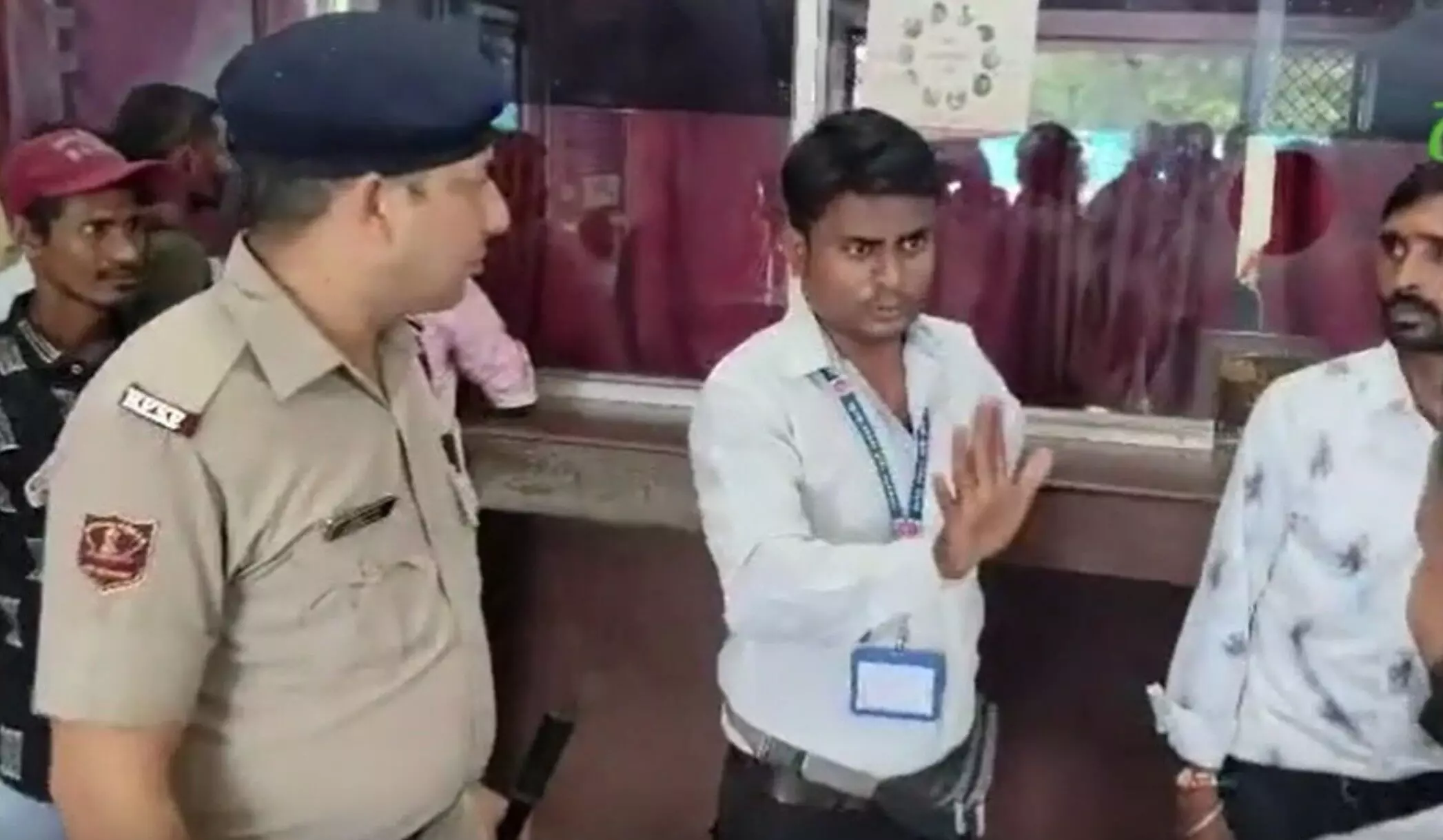 CG News: बिलासपुर रेलवे स्टेशन पर नशे में धुत टिकट एजेंट ने मचाया उत्पात! यात्रियों से की गाली-गलौज, VIDEO हुआ वायरल CG News: बिलासपुर रेलवे स्टेशन पर नशे में धुत टिकट एजेंट ने मचाया उत्पात! यात्रियों से की गाली-गलौज, VIDEO हुआ वायरल