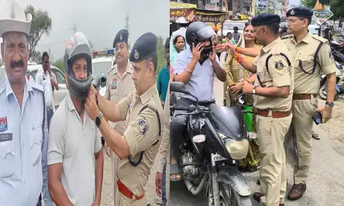 CG News: रक्षाबंधन पर पुलिस ने चलाया उपहार अभियान, सुरक्षा का संकल्प लेकर पुलिस ने बांटे 1200 हेलमेट