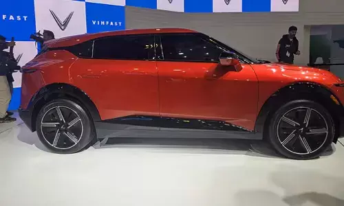 Vinfast Limo Green SUV लॉन्च: 7-सीटर इलेक्ट्रिक कार में 450 किमी रेंज, लग्जरी फीचर्स और 30 मिनट में फास्ट चार्जिंग!