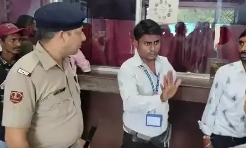 CG News: बिलासपुर रेलवे स्टेशन पर नशे में धुत टिकट एजेंट ने मचाया उत्पात! यात्रियों से की गाली-गलौज, VIDEO हुआ वायरल