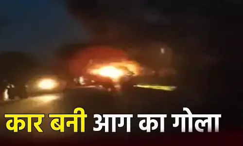 रक्षाबंधन से लौट रहे परिवार की कार बीच सड़क पर बनी आग का गोला, कुछ ही मिनटों में जलकर खाक, देखें LIVE VIDEO