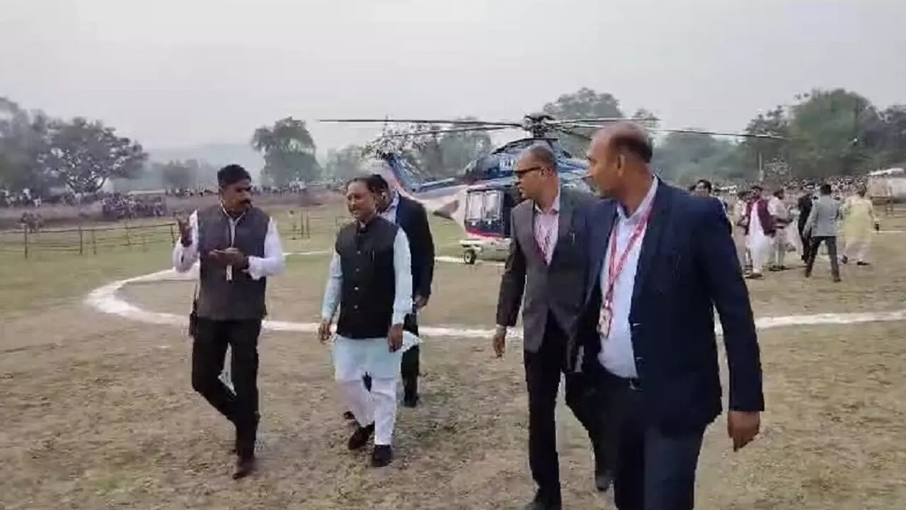 CG News: तकनीकी खराबी से हेलिकॉप्टर नहीं उड़ा, सीएम विष्णुदेव साय सड़क मार्ग से सारंगढ़-बिलाईगढ़ के लिए हुए रवाना, देंगे 186 करोड़ की सौगात