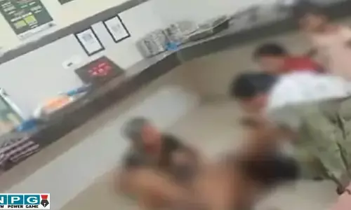 CG News: 4 घंटे तक तड़पती रही गर्भवती, स्वास्थ्य केंद्र में महिला ने फर्श पर दिया बच्चे को जन्म, ड्यूटी से गायब थे डॉक्टर-नर्स, महिला ने फर्श भी किया साफ