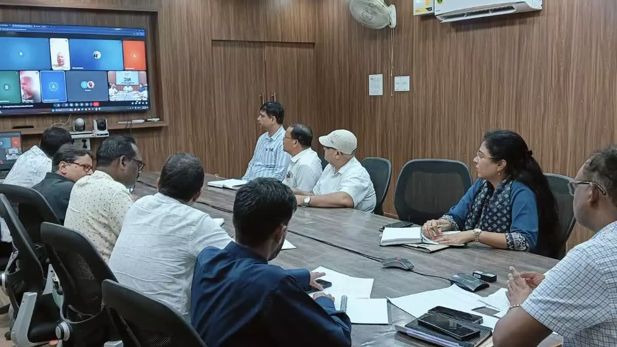 DMs Online Meeting in UP : कलेक्टर साहब ने पूछा - शिक्षा के स्तर को ऊपर कैसे ले जाएं ?  फिर स्क्रीन पर चलने लगा पोर्न वीडियो