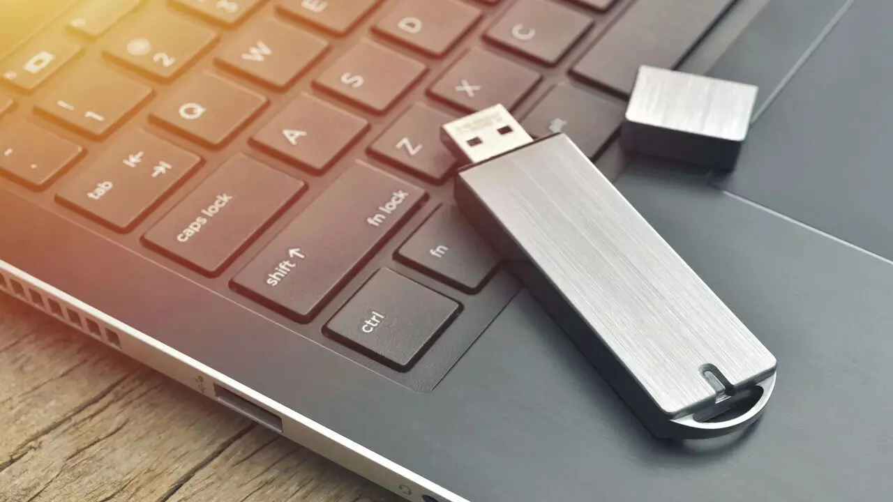 History of Pendrive: Pen drive का इतिहास और विकास, कैसे तीन इंजीनियरों ने बनाया USB फ्लैश ड्राइव जो आज 2TB तक स्टोर कर सकता है - जानिए पूरी कहानी और तकनीकी राज