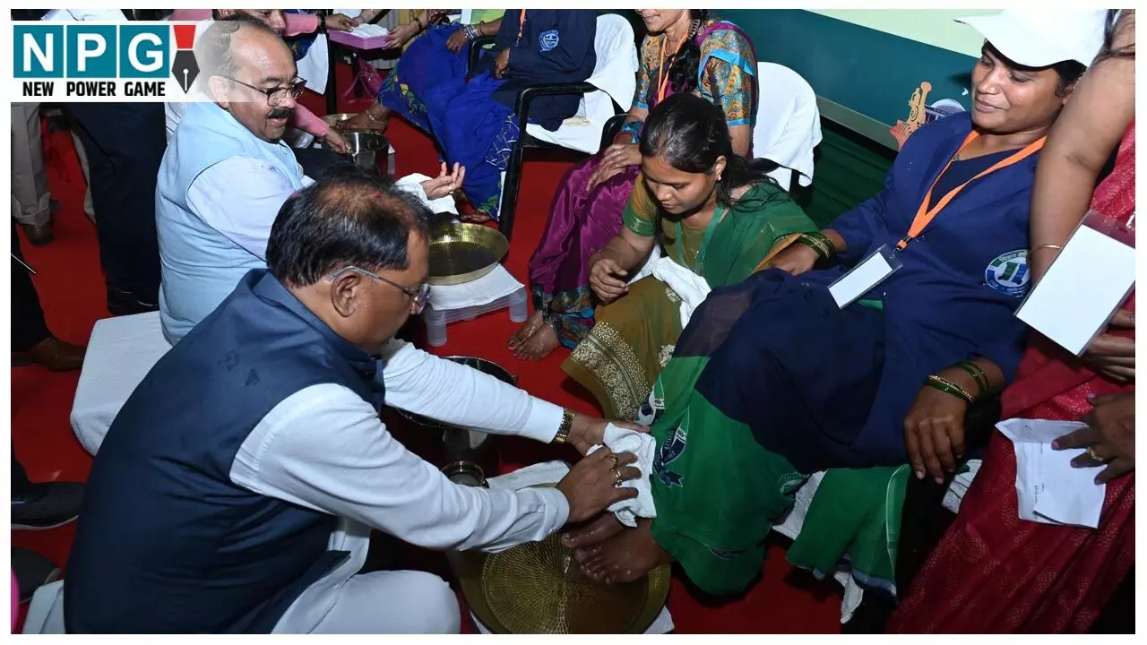 CG News: जब सीएम ने पखारे पाँव, भावुक हुईं स्वच्छता दीदियां, कहा जीवन में पहली बार हुआ इतना गर्व महसूस...