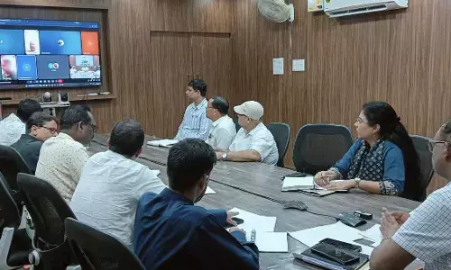 DMs Online Meeting in UP : कलेक्टर साहब ने पूछा - शिक्षा के स्तर को ऊपर कैसे ले जाएं ?  फिर स्क्रीन पर चलने लगा पोर्न वीडियो