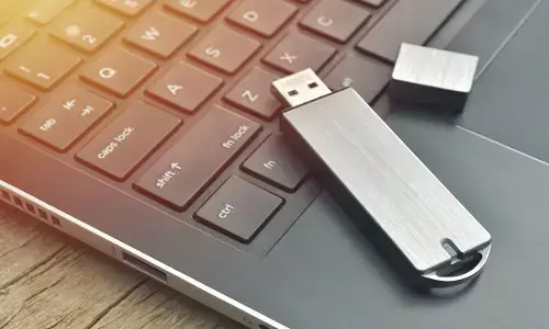 History of Pendrive: Pen drive का इतिहास और विकास, कैसे तीन इंजीनियरों ने बनाया USB फ्लैश ड्राइव जो आज 2TB तक स्टोर कर सकता है - जानिए पूरी कहानी और तकनीकी राज