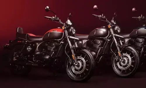 Yezdi Roadster Features: Yezdi Roadster 2025 भारत में लॉन्च, रेट्रो लुक, दमदार इंजन और 4 साल वारंटी, जानें कीमत और फीचर्स