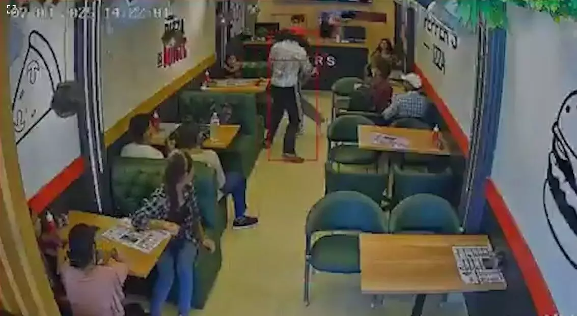 कैफे में बॉयफ्रेंड के साथ इश्क लड़ा रही थी बहन, तभी पहुंच गया भाई, फिर जो हुआ उसे सुन कांप उठेगी रूह ....देखिए वीडियो