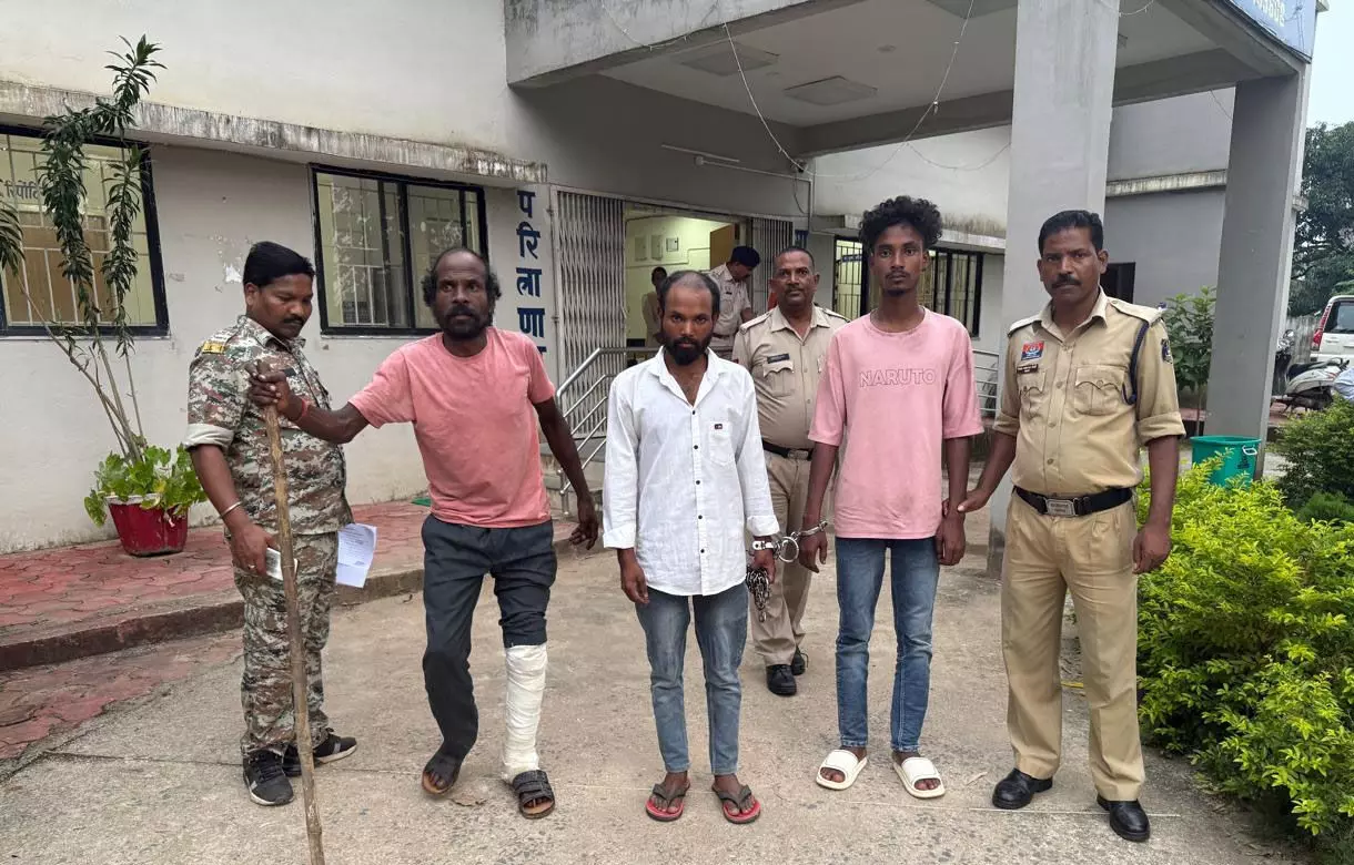 Balrampur News: जिला अस्पताल में आरक्षक से मारपीट, मोबाइल भी लूटे, विवाद शांत कराने आये नर्स-वार्ड बाॅय से भी गाली-गलौज...