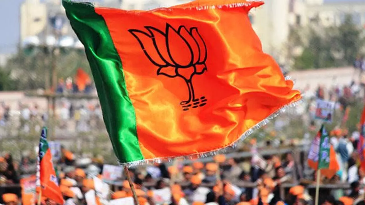 CG News: मंत्री पर वार, कुर्सी गई, अनुशासनहीनता पर BJP युवा मोर्चा अध्यक्ष रवि भगत की छुट्टी