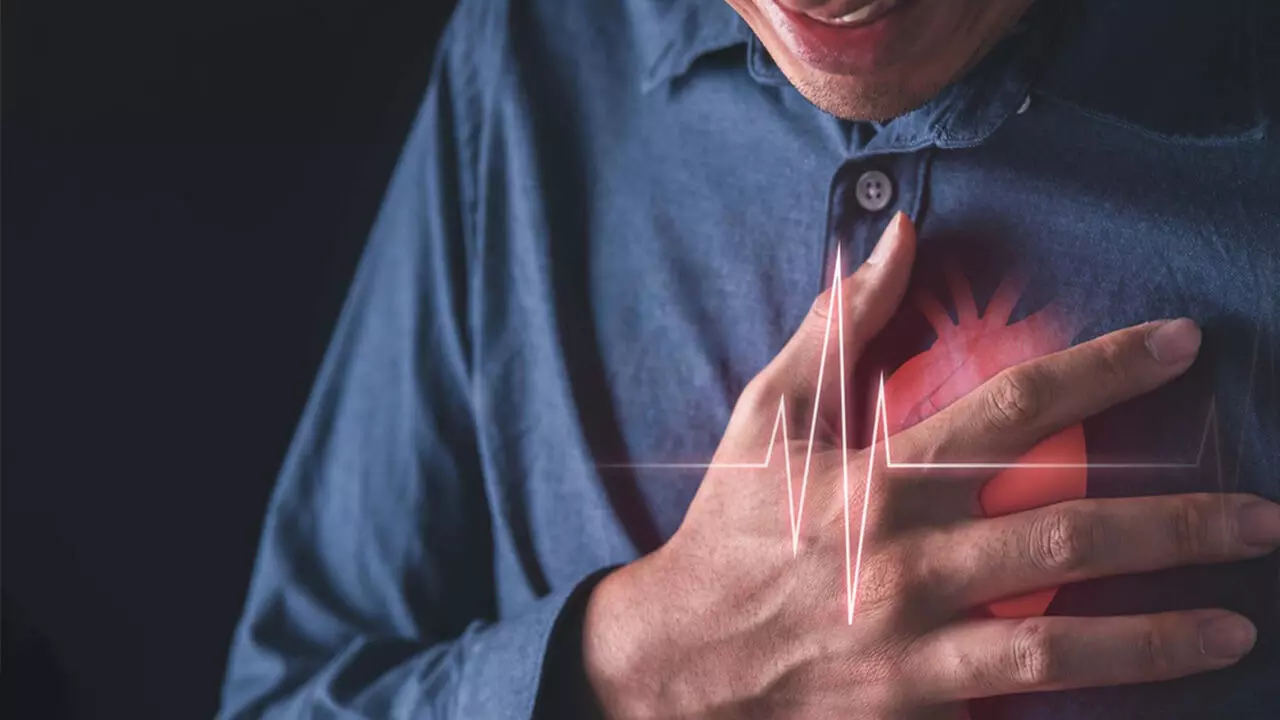 CG News: चलती बाइक में युवक को आया हार्ट अटैक, सड़क किनारे खड़ी कार से टकराकर नीचे गिरा युवक, हुई मौत CG News: चलती बाइक में युवक को आया हार्ट अटैक, सड़क किनारे खड़ी कार से टकराकर नीचे गिरा युवक, हुई मौत