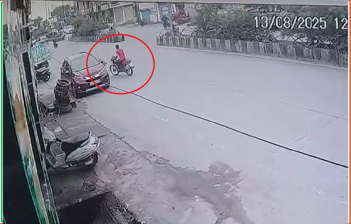 Ambikapur News: चलती बाइक पर आया हार्ट अटैक, युवक की हो गई मौत, देखें लाईव वीडियो...