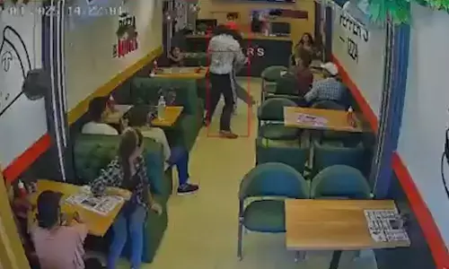 कैफे में बॉयफ्रेंड के साथ इश्क लड़ा रही थी बहन, तभी पहुंच गया भाई, फिर जो हुआ उसे सुन कांप उठेगी रूह ....देखिए वीडियो