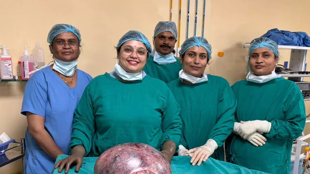MMI Narayana Hospital: डॉ. भारत भूषण और डॉ. आकांक्षा चिखलिकर ने जटिल सर्जरी में 11.4 किलोग्राम के ट्यूमर को निकाला...