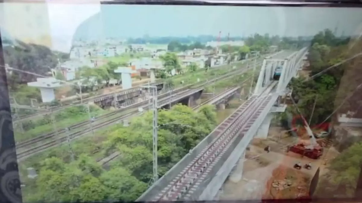 Asias largest railway bridge : कटनी में 130 किमी प्रति घंटे की रफ्तार से दौड़ी ट्रेन, देखने वालों की आंखे फटी की फटी रह गईं