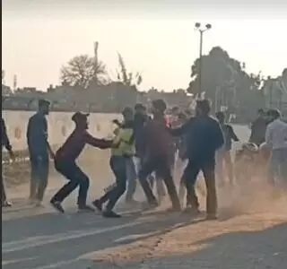 CG NEWS: विजय जुलूस के दौरान आपस में भिड़े छात्र.. डीजे पर पसंद का गाना बजाने को लेकर हुआ विवाद, मारपीट में एक छात्र का फुटा सिर