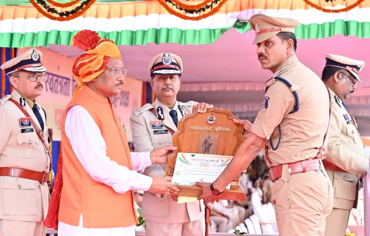 CG स्वतंत्रता दिवस समारोह: मुख्यमंत्री ने 35 पुलिस अधिकारियों एवं जवानों को पुलिस पदकों से किया सम्मानित... CG स्वतंत्रता दिवस समारोह: मुख्यमंत्री ने 35 पुलिस अधिकारियों एवं जवानों को पुलिस पदकों से किया सम्मानित...