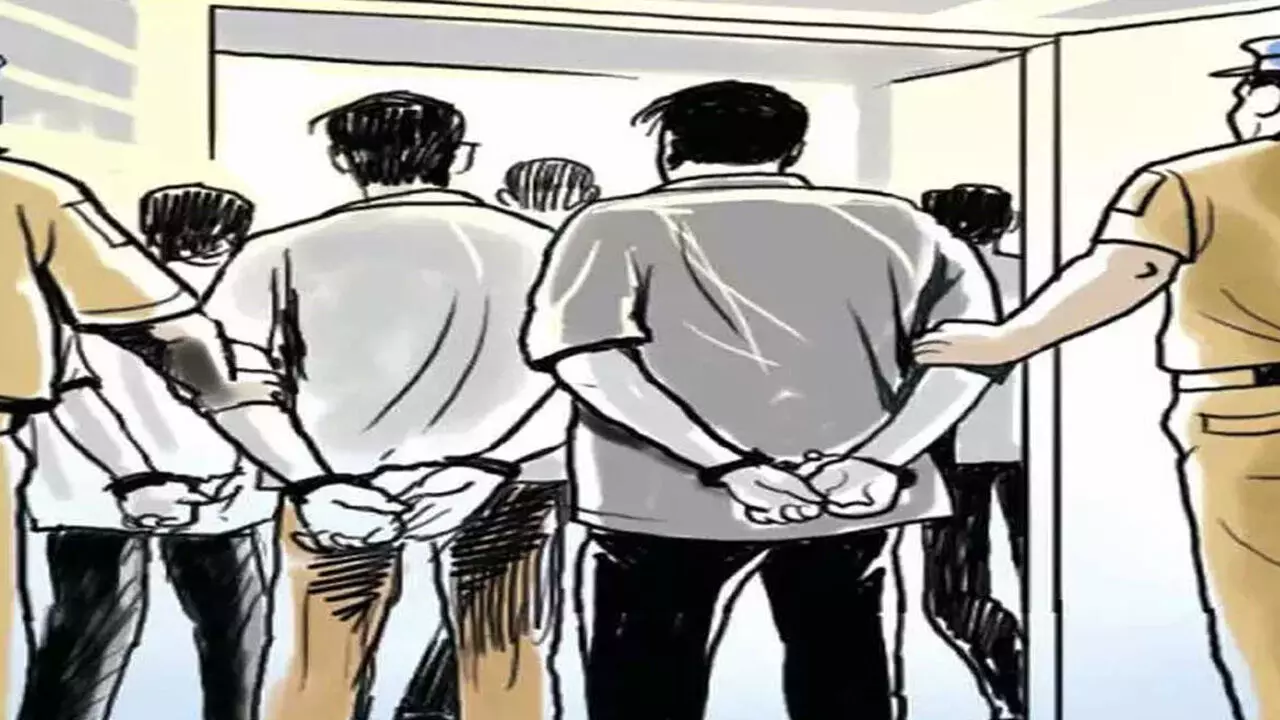 CG News: पॉक्सो आरोपी थाने से फरार, ड्यूटी पर तैनात पुलिसकर्मी सोते रहे, सुरक्षा व्यवस्था पर सवाल