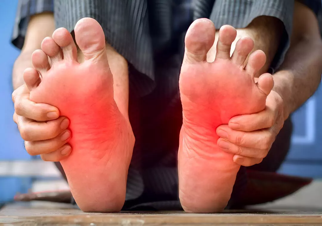 Burning Feet Home Remedies: क्या आपके तलवों में भी होती है असहनीय जलन? ये घरेलू नुस्खे आएंगे काम