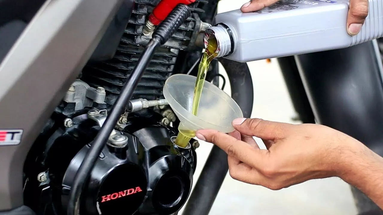 Motorcycle Engine Oil Maintenance: इंजन ऑयल कब और कितनी दूरी पर बदलना चाहिए, जानें सही टाइम, इंटरवल और जरूरी टिप्स