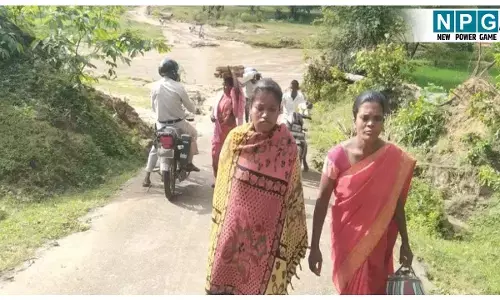 CG News: सड़क का आभाव! जान जोखिम में डालकर एंबुलेंस तक पहुंची गर्भवती महिला