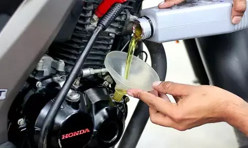 Motorcycle Engine Oil Maintenance: इंजन ऑयल कब और कितनी दूरी पर बदलना चाहिए, जानें सही टाइम, इंटरवल और जरूरी टिप्स
