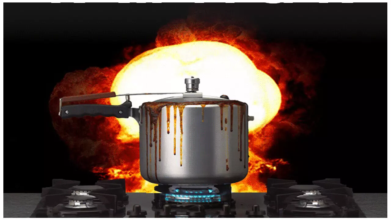 कुकर ब्लास्ट: खाना बनाते वक्त कुकर हुआ ब्लास्ट, मिड-डे-मिल की रसोइया महिला झुलसी, जिला अस्पताल में भर्ती कुकर ब्लास्ट: खाना बनाते वक्त कुकर हुआ ब्लास्ट, मिड-डे-मिल की रसोइया महिला झुलसी, जिला अस्पताल में भर्ती