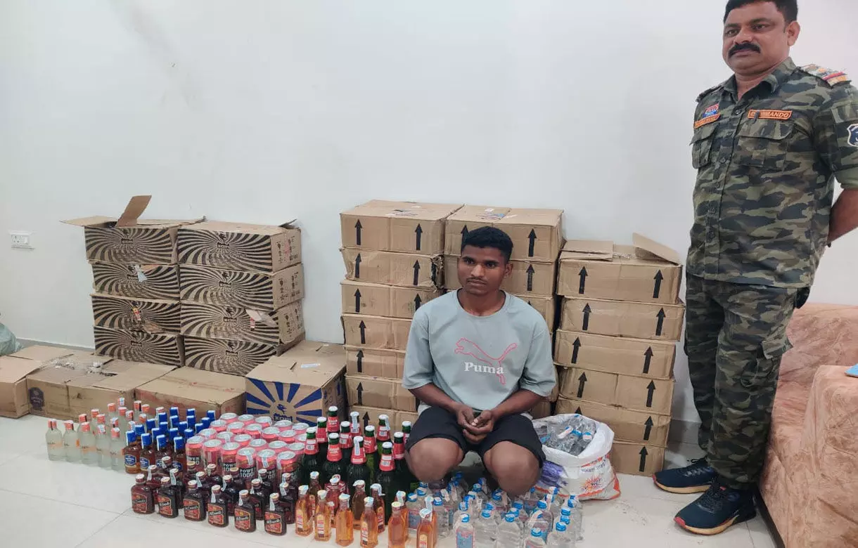 CG News: मध्यप्रदेश की शराब लाकर गांव में बेच रहा था सीजी का युवक, पुलिस ने घर में मारी रेड, भारी मात्रा में देशी-अंग्रेजी शराब जब्त