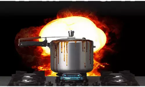 कुकर ब्लास्ट: खाना बनाते वक्त कुकर हुआ ब्लास्ट, मिड-डे-मिल की रसोइया महिला झुलसी, जिला अस्पताल में भर्ती