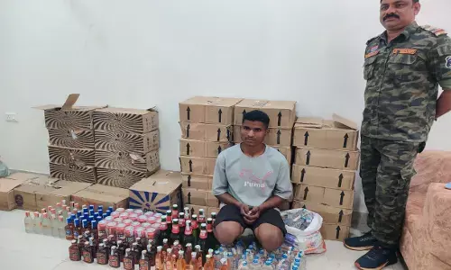 CG News: मध्यप्रदेश की शराब लाकर गांव में बेच रहा था सीजी का युवक, पुलिस ने घर में मारी रेड, भारी मात्रा में देशी-अंग्रेजी शराब जब्त