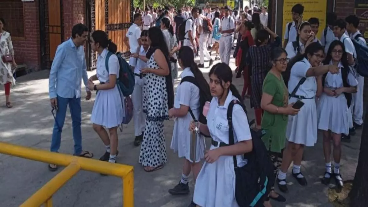 Delhi News : दिल्ली के स्कूलों और कॉलेजों पर मंडराया खतरा, बम से उड़ाने की धमकी