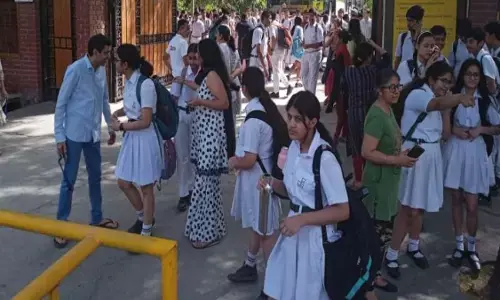 Delhi News : दिल्ली के स्कूलों और कॉलेजों पर मंडराया खतरा, बम से उड़ाने की धमकी