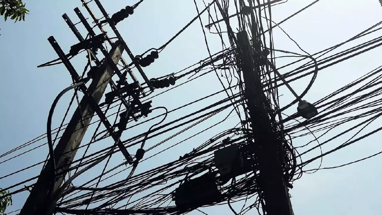 CG News: लोगों के लिए फांसी का फंदा बन सकते हैं बिजली के खंभों पर लटक रहे केबल तार, निगम कमिश्नर ने केबल कंपनियों को दिया अल्टीमेटम