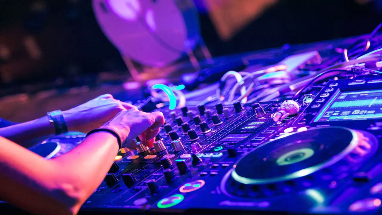 High Court News: छत्तीसगढ़ में डीजे बजाने वालों की खैर नहीं, लागू होगा कोलाहल नियंत्रण अधिनियम, हाई कोर्ट ने राज्य सरकार को दिए निर्देश