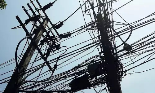 CG News: लोगों के लिए फांसी का फंदा बन सकते हैं बिजली के खंभों पर लटक रहे केबल तार, निगम कमिश्नर ने केबल कंपनियों को दिया अल्टीमेटम