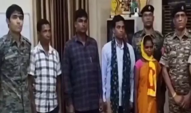 Naxalite Surrender in Kondagaon :   हमें भी जीना है आम जीवन ... इसी सोच के चलते 22 लाख रुपए इनामी 4 नक्सलियों ने किया आत्मसमर्पण