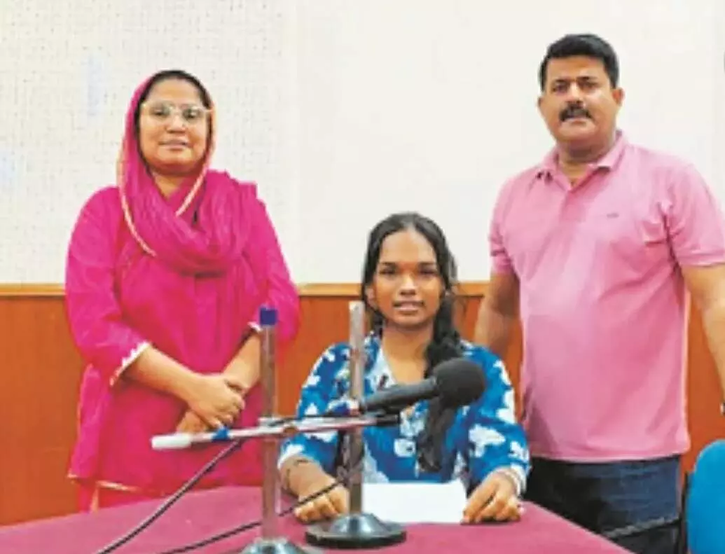 Third Gender News : जगदलपुर आकाशवाणी के युववाणी में सुनें थर्ड जेंडर तनीषा दास को, पहली बार किसी थर्ड जेंडर ने रिकार्डिंग रुम में कराई आवाज रिकॉर्ड