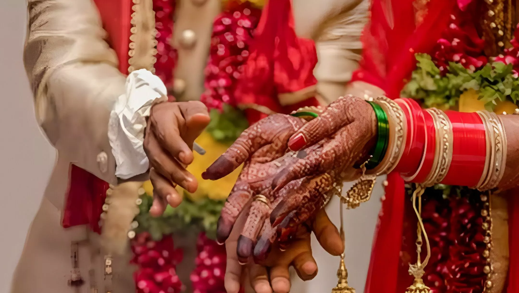 कमरे में मना रही थी पत्नी रंगरलिया, पति ने रंगे हाथों पकड़ा, पति ने खुद कराया पत्नी का विवाह! 25 साल बाद ऐसा... पूरी कहानी जानकर रो देंगे आप!