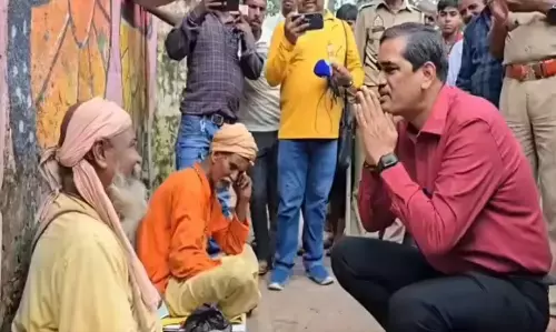 कौन हैं DM चंद्र प्रकाश सिंह? जिसने भिखारियों के सामने जोड़े हाथ, कहां- मांगना है तो..