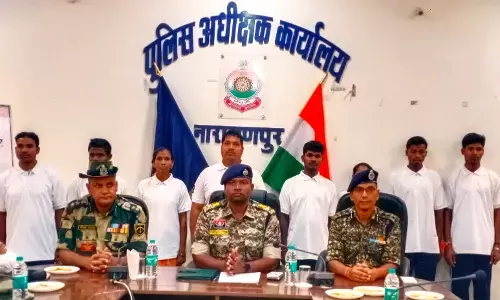 Narayanpur Naxal News: नक्सलियों के डॉक्टर समेत 8 माओवादियों ने किया सरेंडर, 30 लाख का था इनाम...दो महिला भी शामिल...
